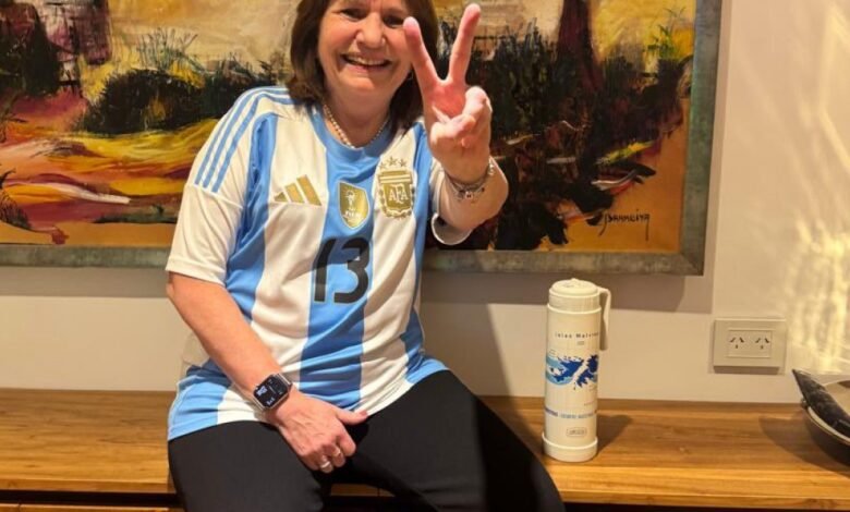 Bullrich y Brito posaron con imágenes de las Malvinas, la nueva campaña blue contra Milei