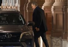 Denuncian que Adorni mantiene la custodia y un vehículo oficial