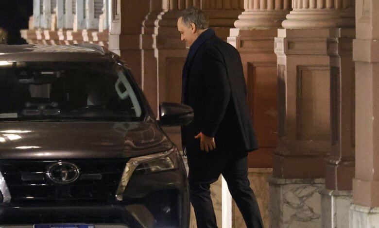 Denuncian que Adorni mantiene la custodia y un vehículo oficial