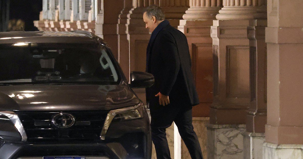 Denuncian que Adorni mantiene la custodia y un vehículo oficial