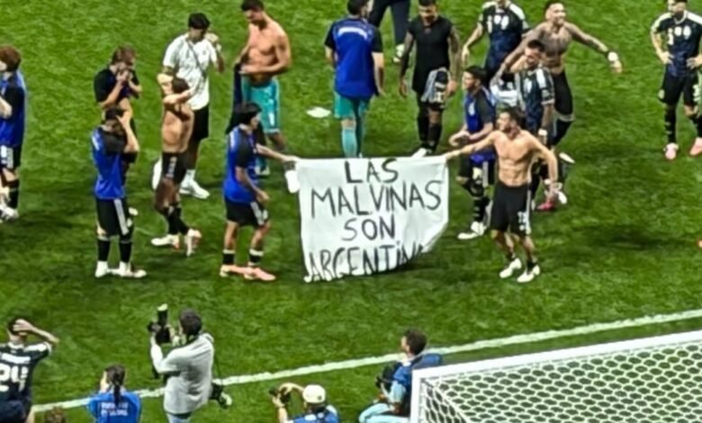 Dura derrota de Milei: Los jugadores de la Scaloneta reivindicaron a las Malvinas con una bandera