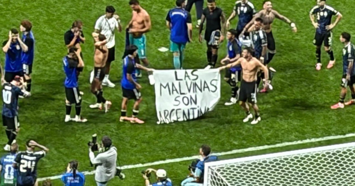 Dura derrota de Milei: Los jugadores de la Scaloneta reivindicaron a las Malvinas con una bandera
