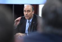 El embajador en España despidió a cinco empleados que se estaban por jubilar y tendrá que pagar triple indemnización
