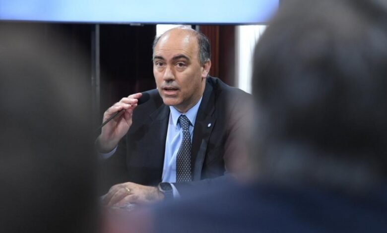 El embajador en España despidió a cinco empleados que se estaban por jubilar y tendrá que pagar triple indemnización