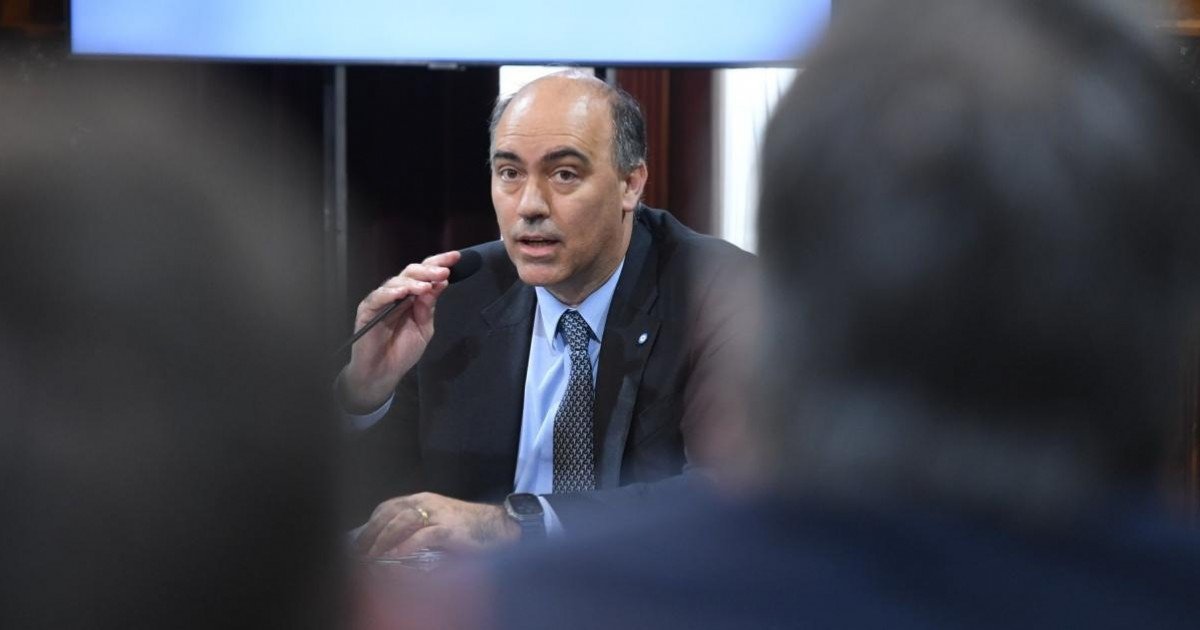 El embajador en España despidió a cinco empleados que se estaban por jubilar y tendrá que pagar triple indemnización