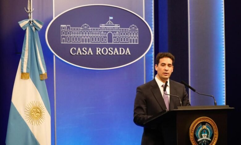 El nuevo vocero confirmó que Adorni mantiene la custodia y tiene un puesto fijo de Gendarmería