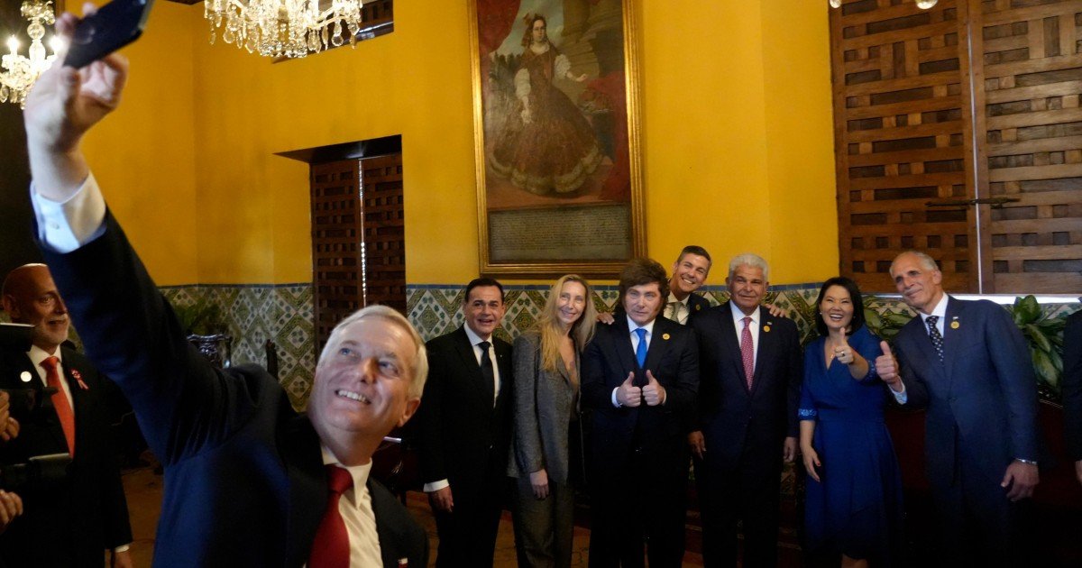Karina se coló en la foto de los presidentes latinoamericanos