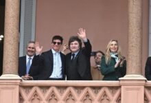 Las Fuerzas del Cielo se entusiasman con el abrazo de Milei a Santiago Caputo en el balcón: "Vamos a estar en las listas"