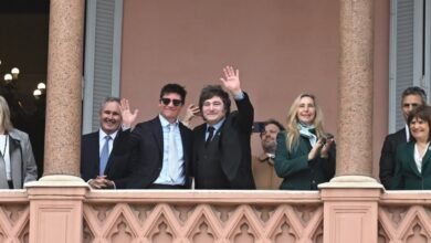 Las Fuerzas del Cielo se entusiasman con el abrazo de Milei a Santiago Caputo en el balcón: "Vamos a estar en las listas"