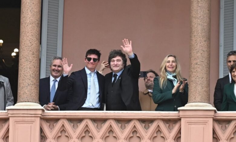 Las Fuerzas del Cielo se entusiasman con el abrazo de Milei a Santiago Caputo en el balcón: "Vamos a estar en las listas"
