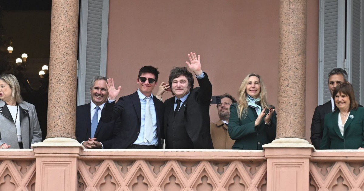 Las Fuerzas del Cielo se entusiasman con el abrazo de Milei a Santiago Caputo en el balcón: "Vamos a estar en las listas"