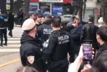 Libertarios quisieron tapar un mural del Ché en Filosofía y Letras y debieron refugiarse con la policía