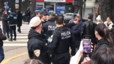 Libertarios quisieron tapar un mural del Ché en Filosofía y Letras y debieron refugiarse con la policía