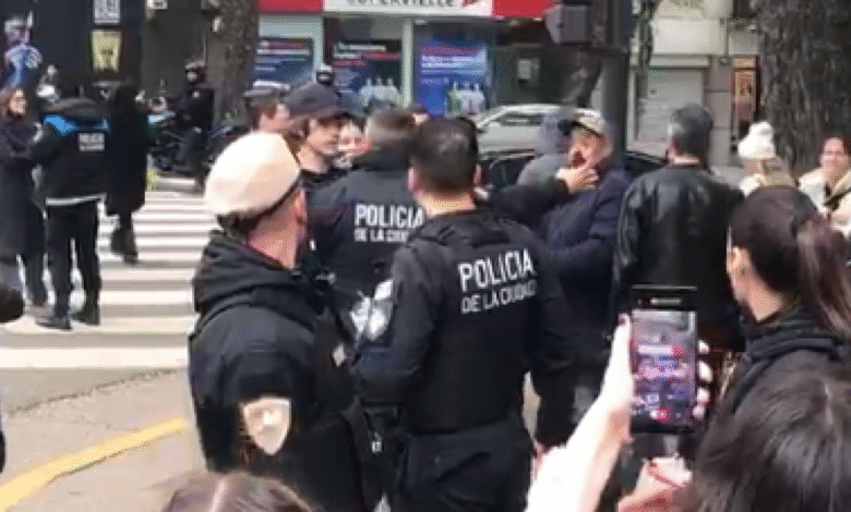 Libertarios quisieron tapar un mural del Ché en Filosofía y Letras y debieron refugiarse con la policía
