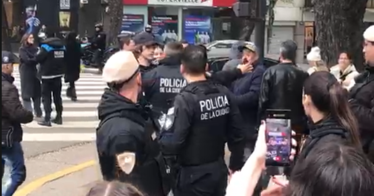 Libertarios quisieron tapar un mural del Ché en Filosofía y Letras y debieron refugiarse con la policía