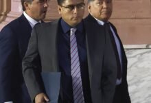 Los policías acuartelados acampan frente a la residencia del gobernador Vidal