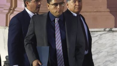 Los policías acuartelados acampan frente a la residencia del gobernador Vidal