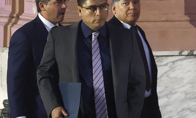 Los policías acuartelados acampan frente a la residencia del gobernador Vidal
