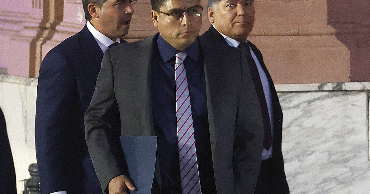 Los policías acuartelados acampan frente a la residencia del gobernador Vidal