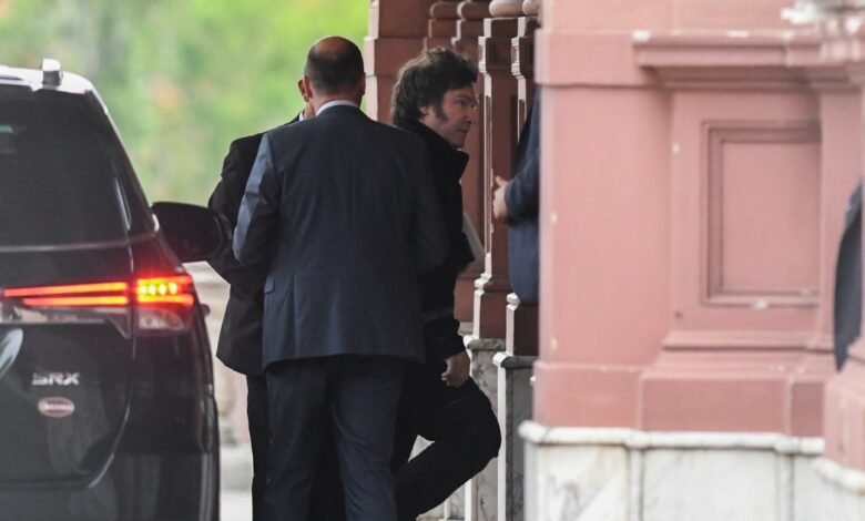 Milei cede a la presión de la CGT y corrigió topes que afectaban a las cajas sindicales