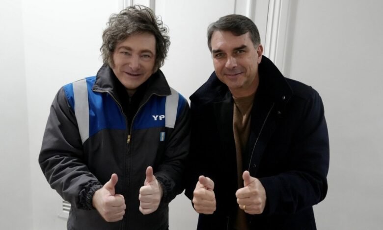 Milei viaja a Brasil para apoyar a Flávio y visitar a Bolsonaro en su prisión domiciliaria