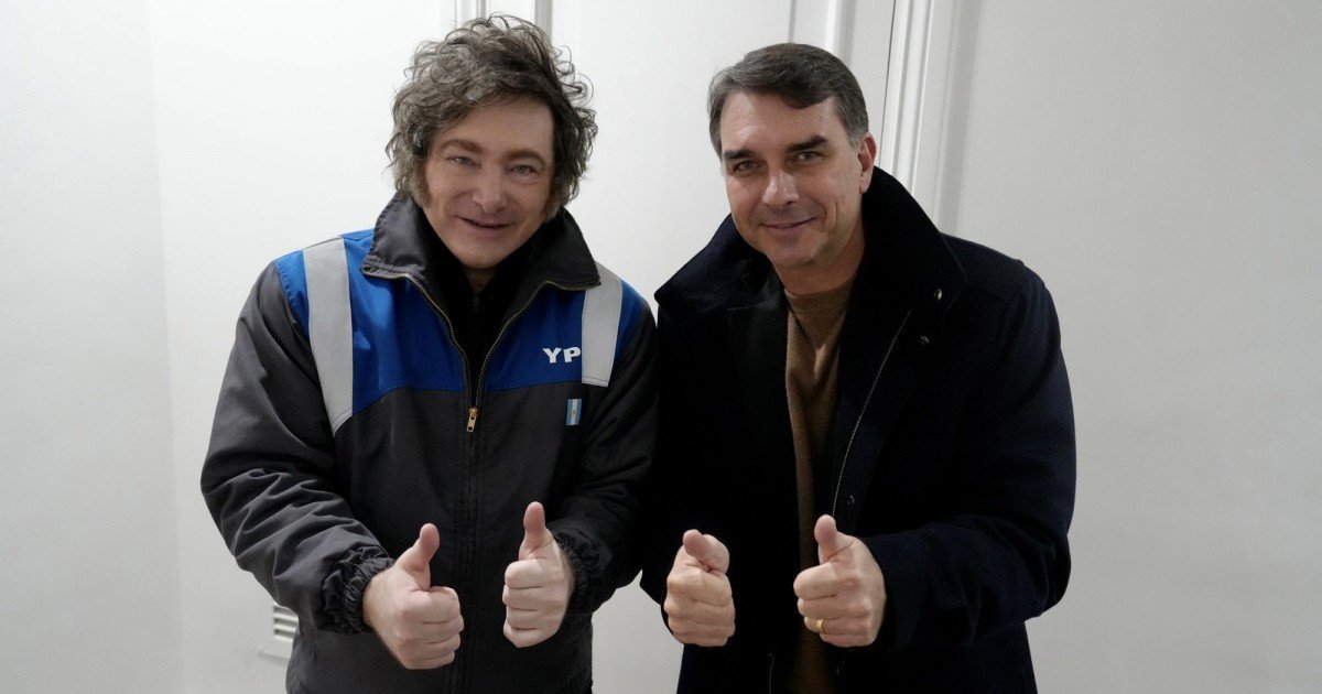 Milei viaja a Brasil para apoyar a Flávio y visitar a Bolsonaro en su prisión domiciliaria