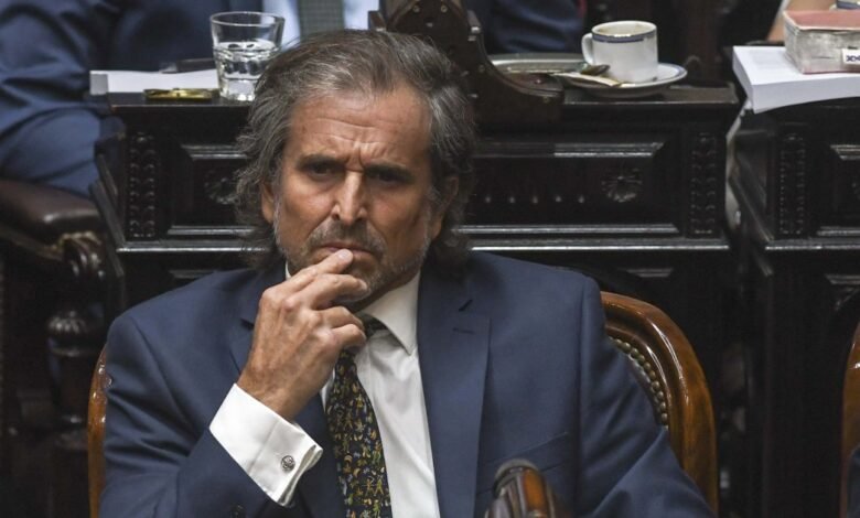 Bertie dijo que los endeudados son llorones que no quieren pagar la TV que compraron para el Mundial