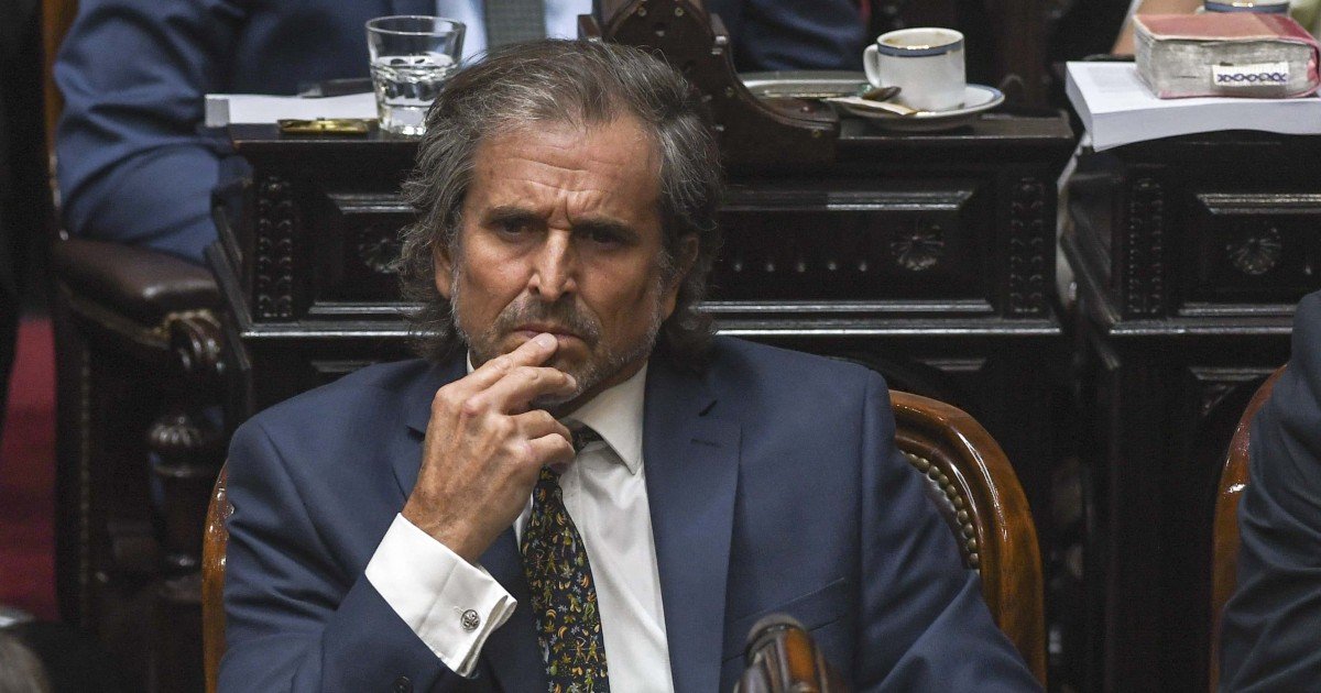 Bertie dijo que los endeudados son llorones que no quieren pagar la TV que compraron para el Mundial
