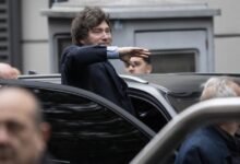 Crisis interna en la ORT por la visita de Milei: repudio, pañuelos verdes y aplausos