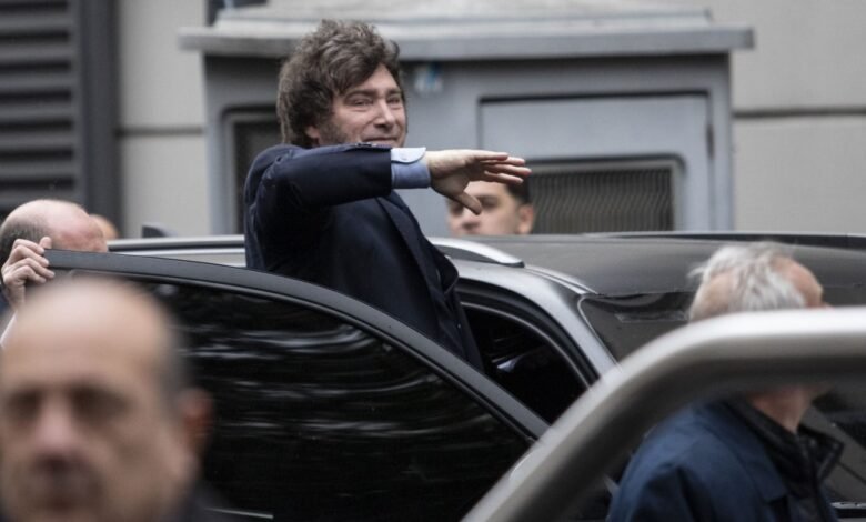 Crisis interna en la ORT por la visita de Milei: repudio, pañuelos verdes y aplausos