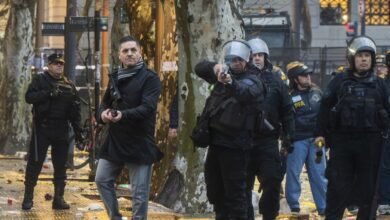 Descubren a un comisario de civil disparando a la gente y el Congreso quiere citar a Monteoliva