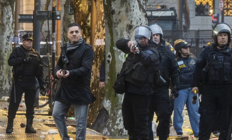 Descubren a un comisario de civil disparando a la gente y el Congreso quiere citar a Monteoliva