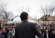 Kicillof cree que le conviene estar lejos de Cristina y Massa y patea las negociaciones a marzo