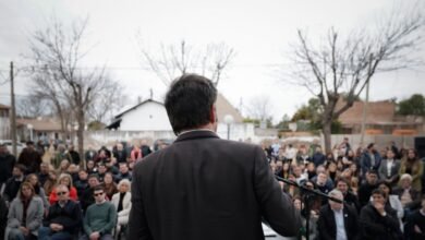 Kicillof cree que le conviene estar lejos de Cristina y Massa y patea las negociaciones a marzo