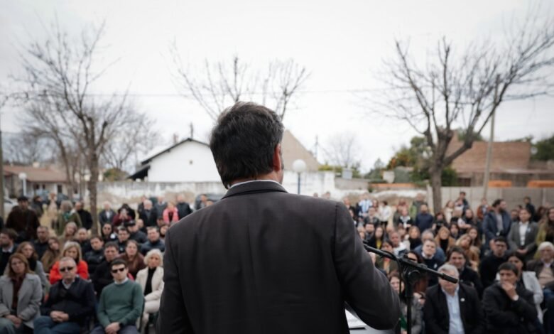 Kicillof cree que le conviene estar lejos de Cristina y Massa y patea las negociaciones a marzo