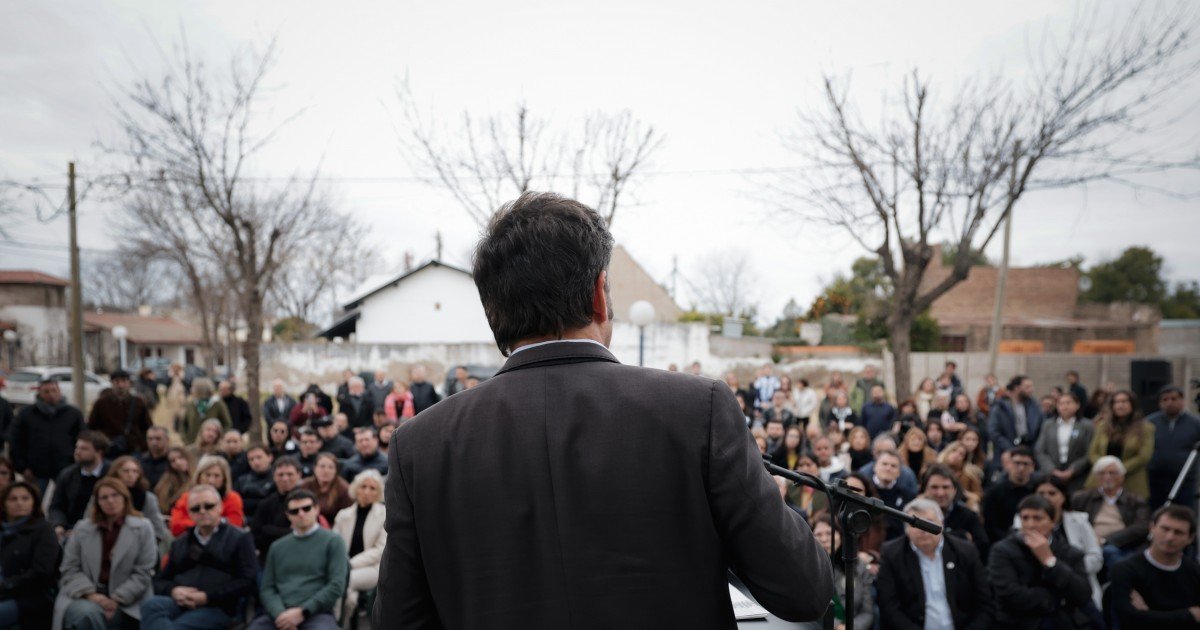 Kicillof cree que le conviene estar lejos de Cristina y Massa y patea las negociaciones a marzo