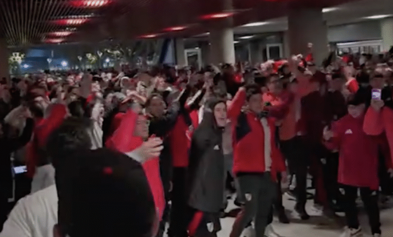 Los hinchas de River insultaron a Di Carlo, que debilitado ahora busca un acuerdo con Tapia