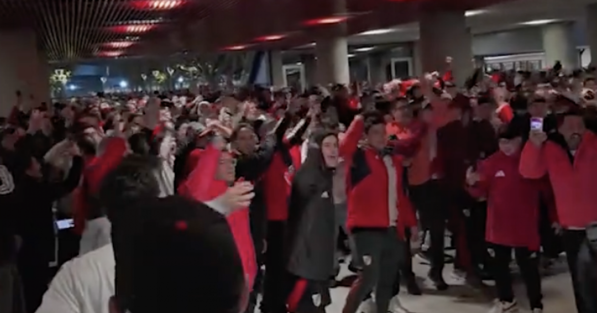Los hinchas de River insultaron a Di Carlo, que debilitado ahora busca un acuerdo con Tapia