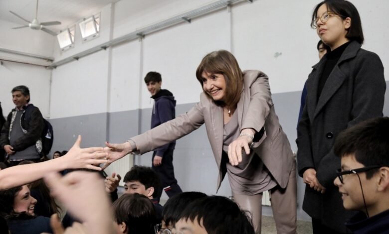 Patricia mortificó a Milei, charlando con alumnos tranquila y sin adoctrinamiento