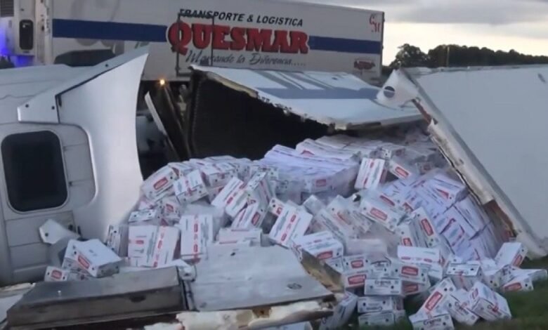 Saquean un camión con manteca que volcó cerca de Rosario