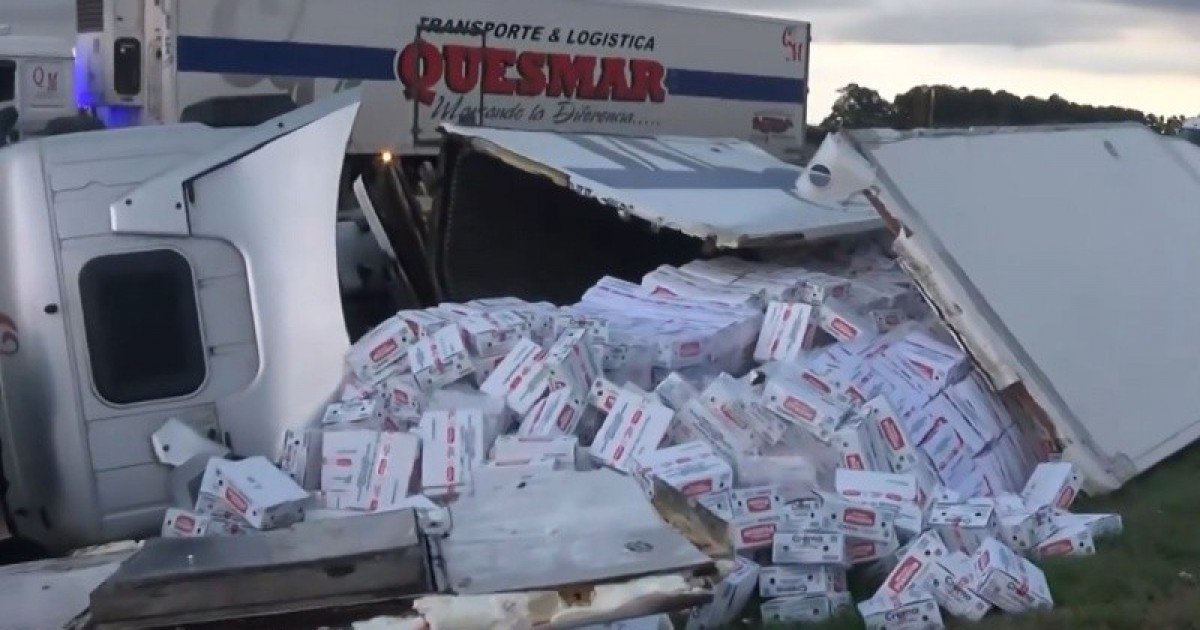 Saquean un camión con manteca que volcó cerca de Rosario