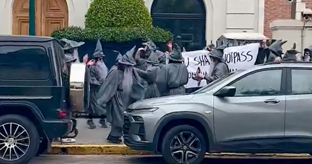 Un grupo de Gandalfs escrachó a Peter Thiel: "Tenés palantires para ver el futuro, pero en el espejo ves un boludo"