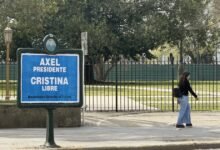 Aparecieron carteles de "Axel presidente, Cristina libre" y agitaron la interna peronista