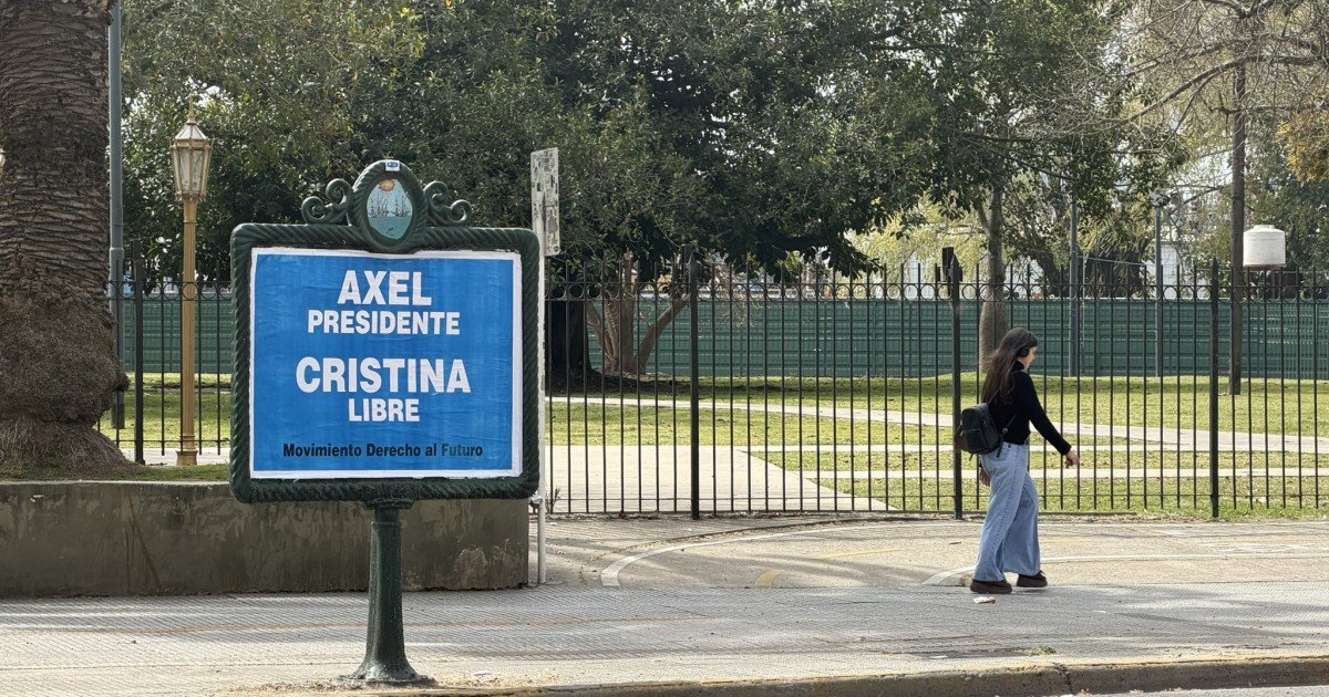 Aparecieron carteles de "Axel presidente, Cristina libre" y agitaron la interna peronista