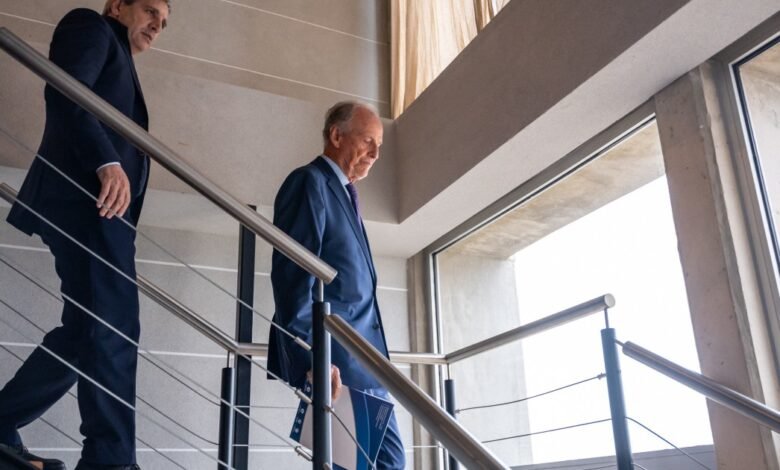 Caputo empieza a liberar pesos para tratar de reactivar la economía