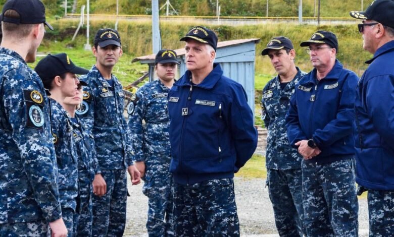 El jefe de la Armada prepara una purga interna por el escándalo de sobresueldos