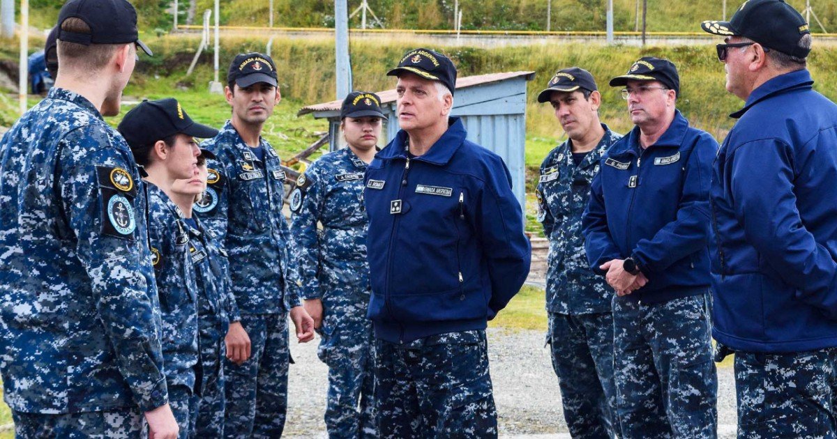 El jefe de la Armada prepara una purga interna por el escándalo de sobresueldos