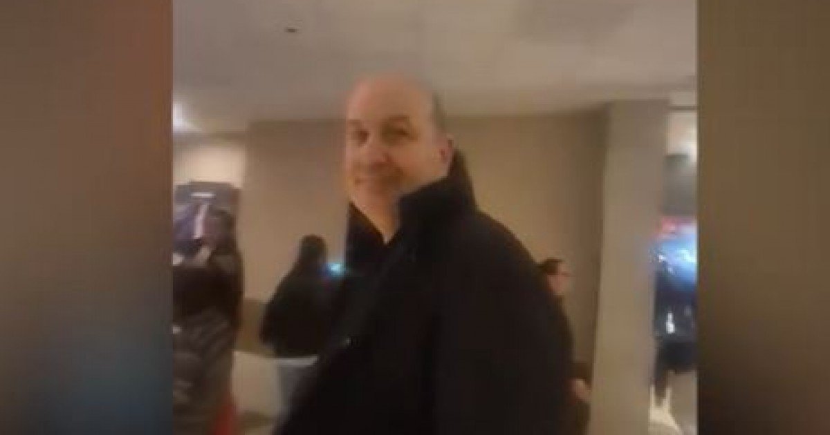 Escrachan a Sturzenegger en el Unicenter: "¿No te da vergüenza estar acá con la nuestra?"