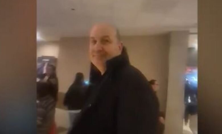 Escrachan a Sturzenegger en el Unicenter: "¿No te da vergüenza estar acá con la nuestra?"