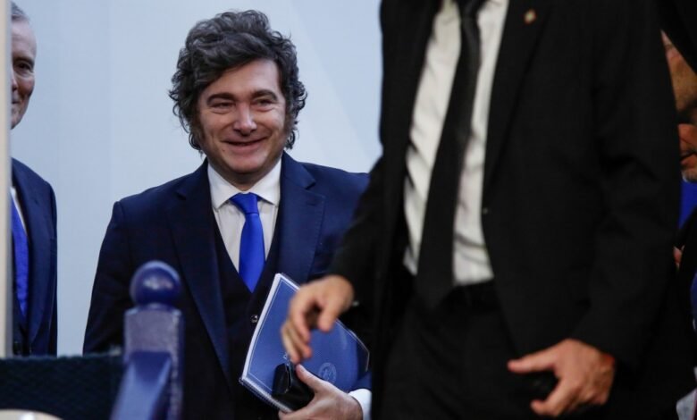Gesto de reconciliación de Milei: ahora bajó su índice de odio a los periodistas a sólo el 95%